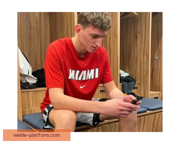 约基奇赛后穿小黄人拖鞋亮相曾COS格鲁角色趣味十足